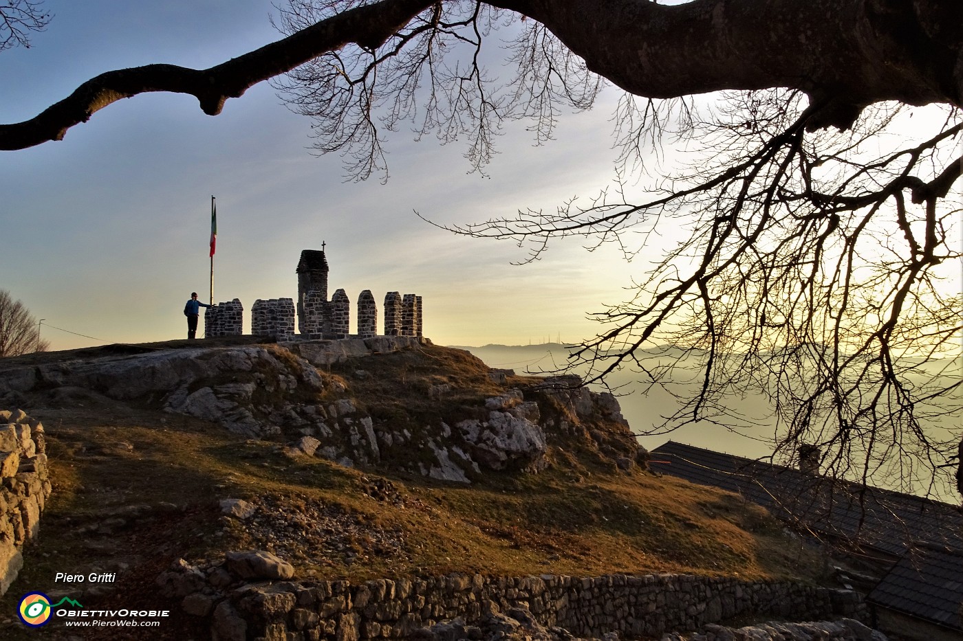 88 Vista dai faggi verso il tempietto.JPG